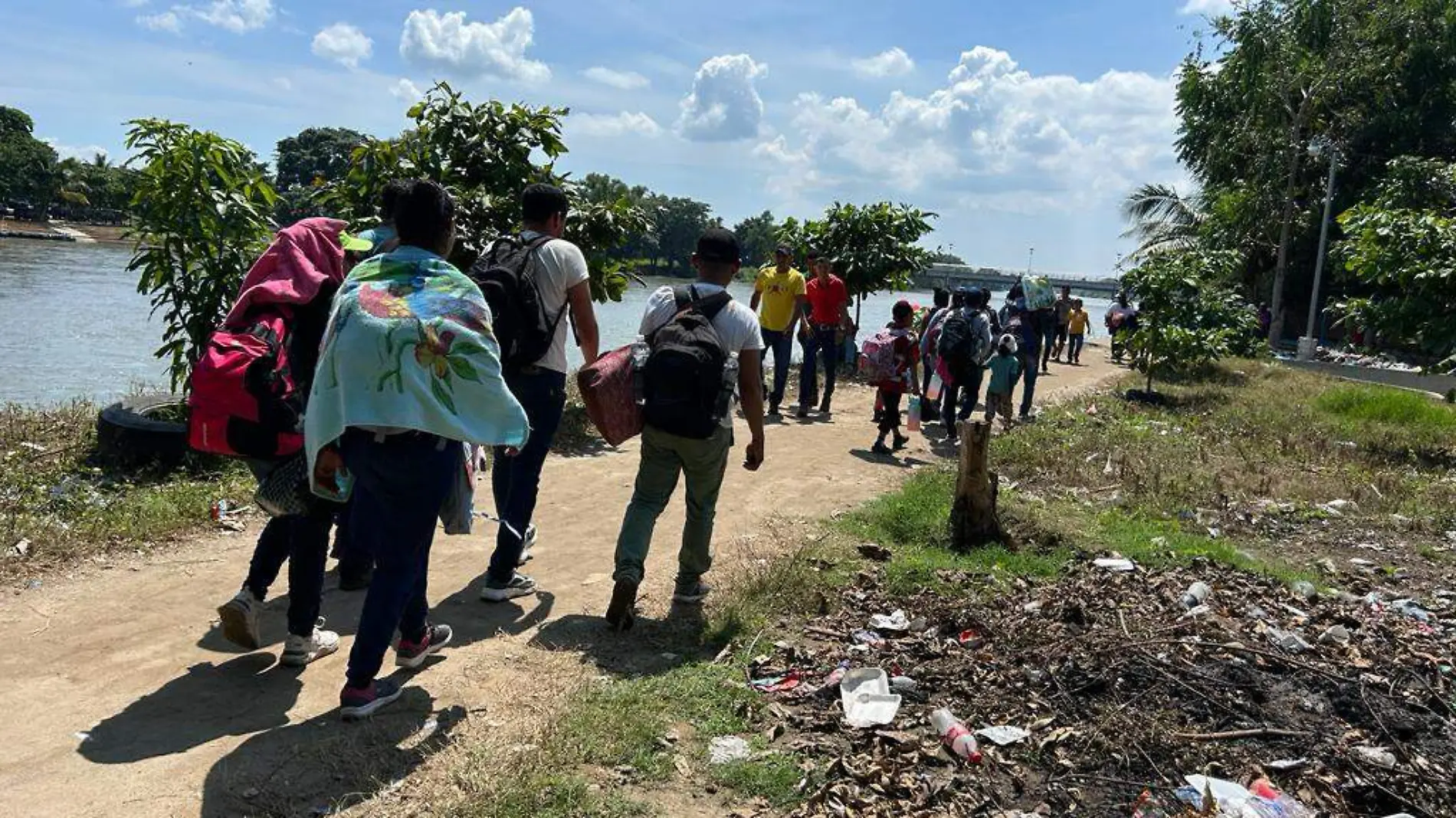 migrantes caminando por el suchiate